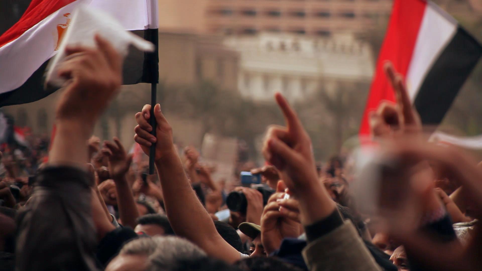Revolution in Cairo: flags and hand signs